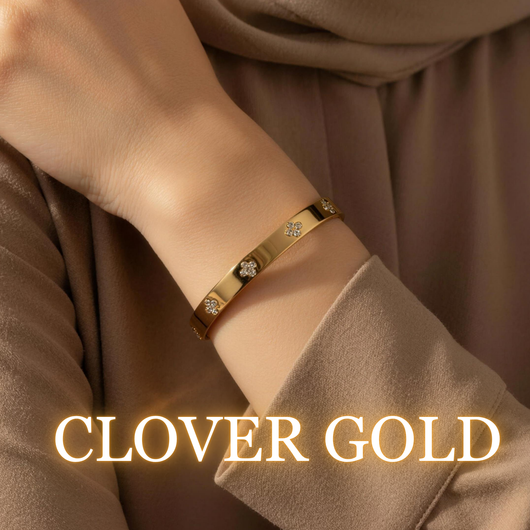 Woman wearing Yasmin bangle in clover gold on wrist with neutral outfit